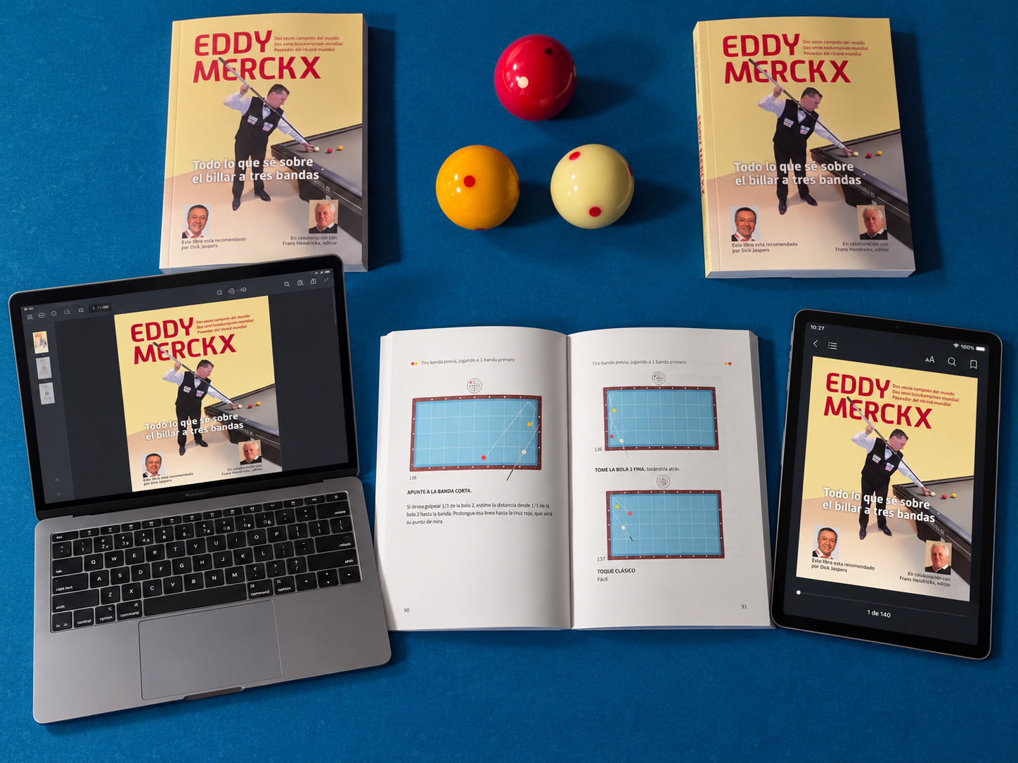 Pack Libro + E-book de Eddy Merckx: libros impresos, ordenador y tableta sobre una mesa de billar azul
